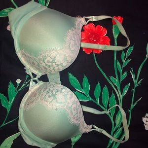 Victoria’s Secret Bombshell push-up bra